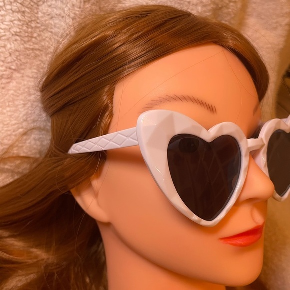 White Heart-Shaped Oversized Sunglasses - Picture 3 of 4